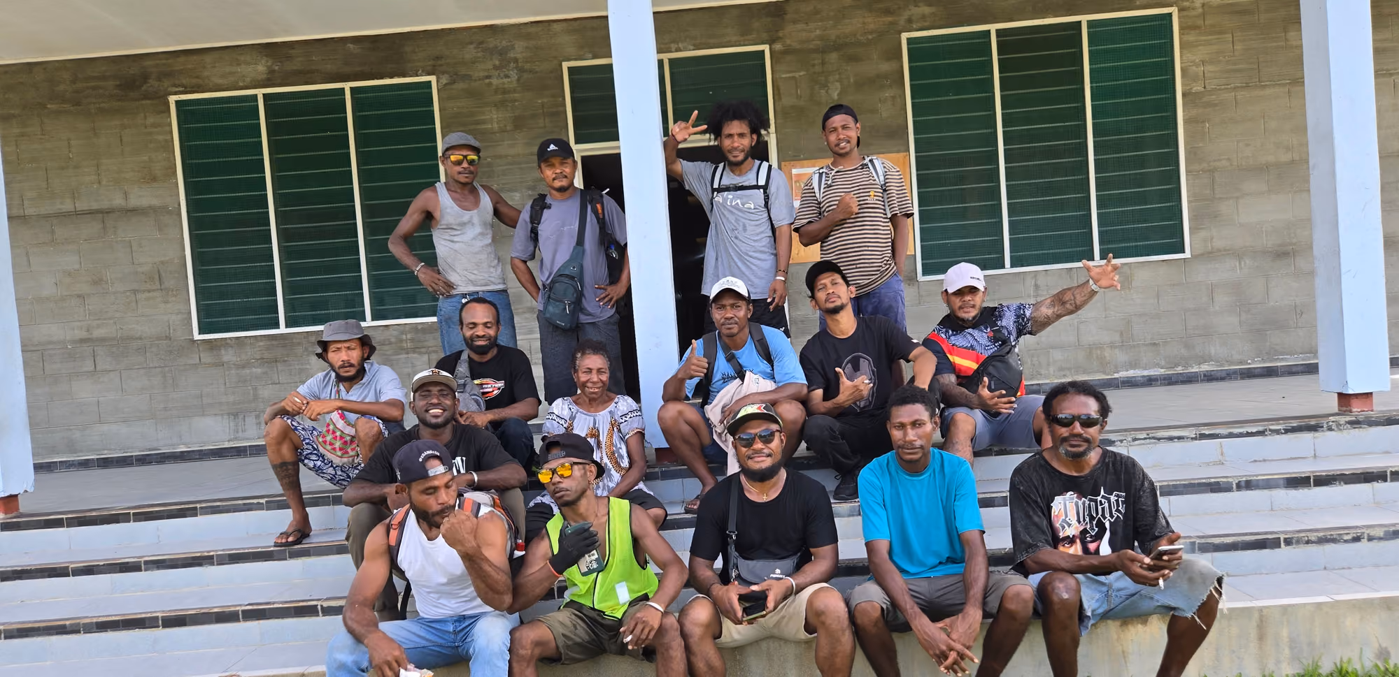 Tim kru produksi berkumpul dan berfoto bersama seusai pekerjaan lapangan.