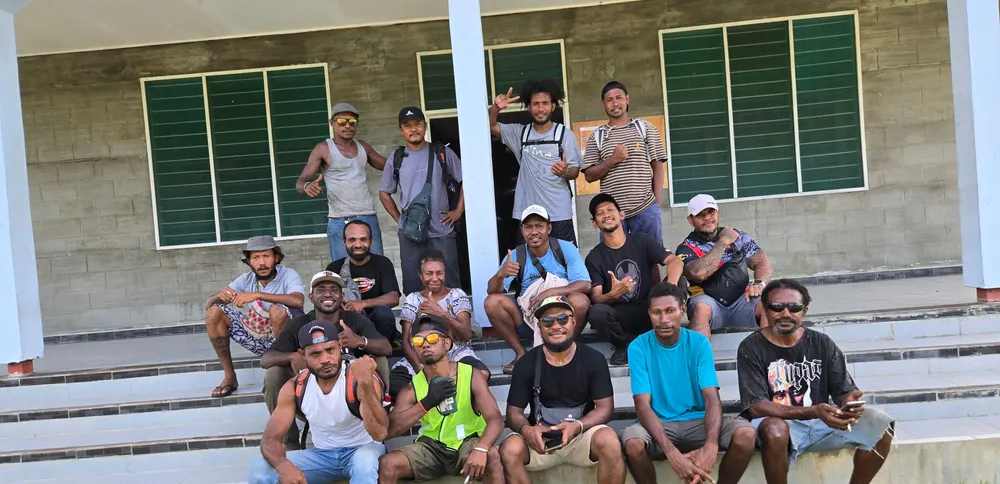 Foto bersama tim kru produksi di lokasi acara.