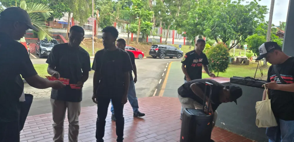 Kru berkoordinasi di area luar lokasi acara saat proses bongkar muat.