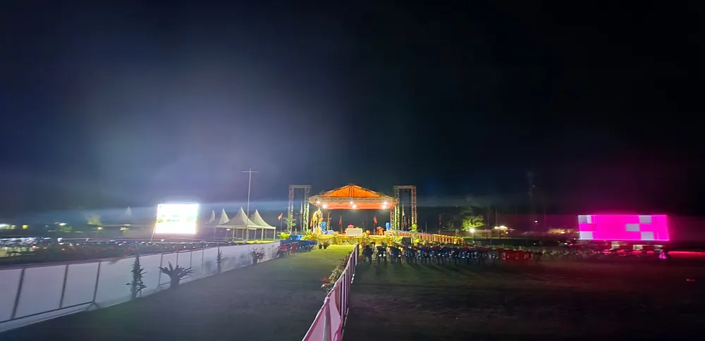 Panggung utama menyala pada malam hari dengan area penonton terbuka di depannya.