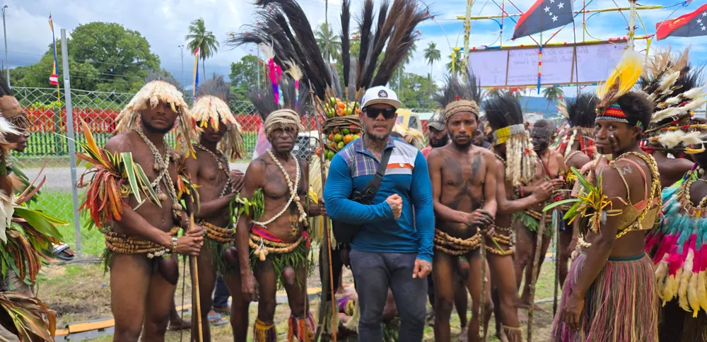 Sekelompok penampil berpakaian adat Papua bersiap sebelum tampil di acara.