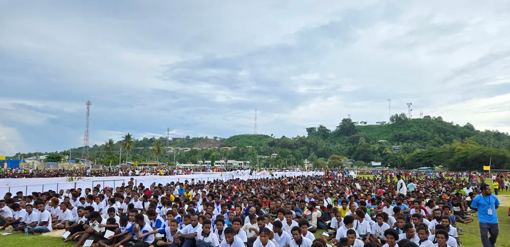 Ribuan peserta berkumpul memenuhi lapangan terbuka mengikuti rangkaian acara.