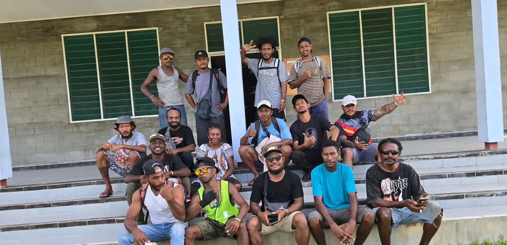 Tim kru produksi berkumpul dan berfoto bersama seusai pekerjaan lapangan.